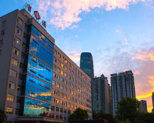 广州助孕三大机构,2023广州三代试管借卵代怀生男孩单周费用明细一览：第三方